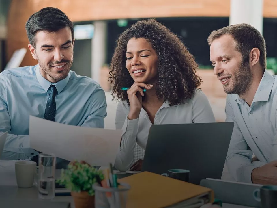 Människor som är samlade som lag